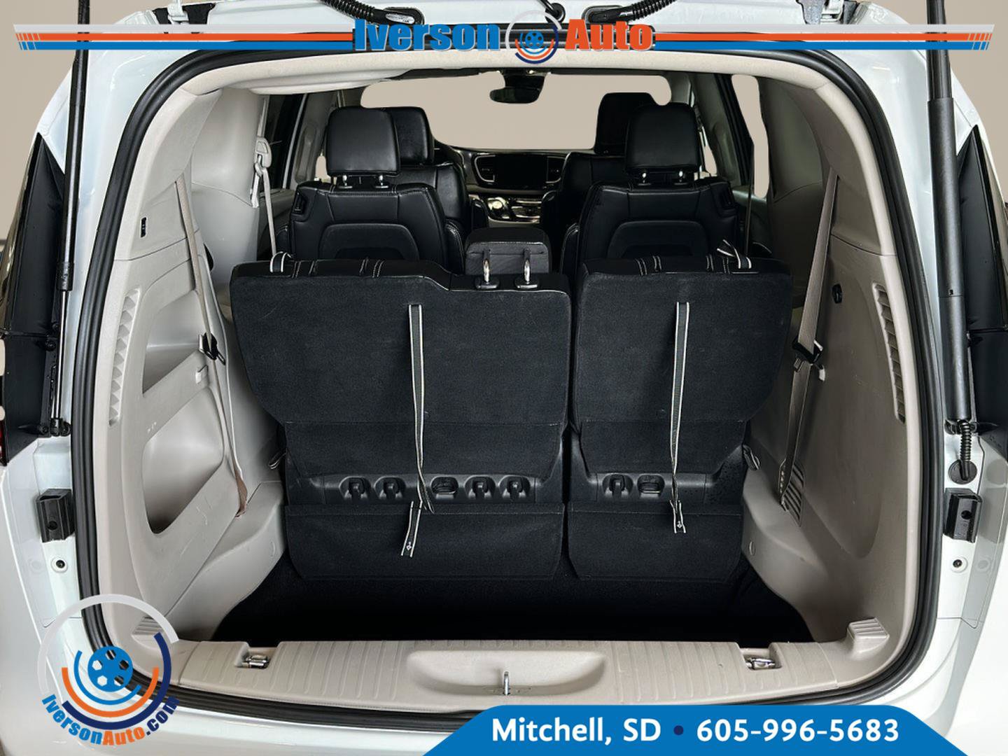 Used 2023 Chrysler Pacifica Touring-L FWD image 28