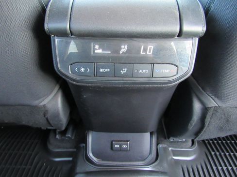 Used 2023 Toyota Highlander LE FWD image 34
