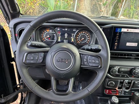 Used 2025 Jeep Wrangler Unlimited Rubicon image 28