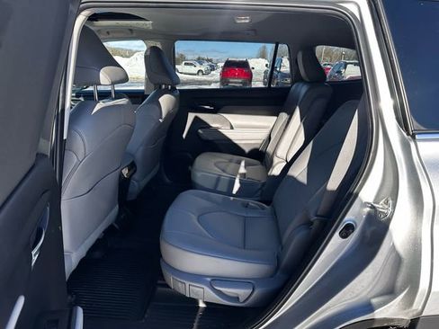 Used 2022 Toyota Highlander XLE image 10