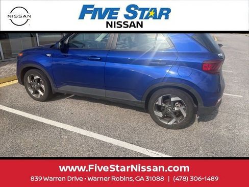 Used 2023 Hyundai Venue Limited FWD image 7