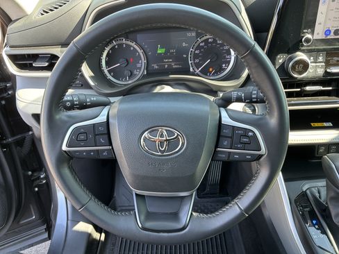 Used 2024 Toyota Highlander XLE AWD/4WD image 18