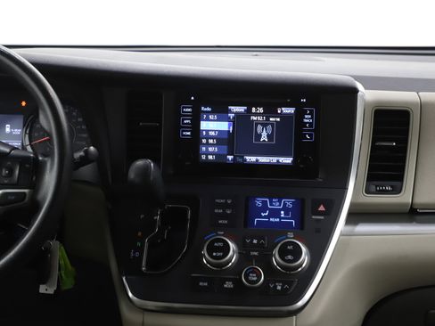Used 2017 Toyota Sienna LE image 16