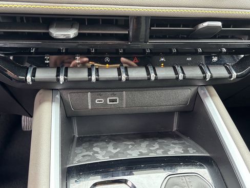 Used 2024 Chevrolet Colorado ZR2 w/ Technology Package image 17