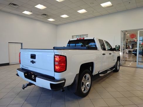 Used 2018 Chevrolet Silverado 1500 Custom w/ Custom Value Package image 3