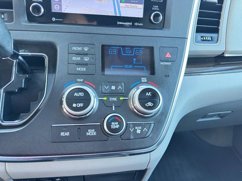 Used 2018 Toyota Sienna XLE Premium image 21