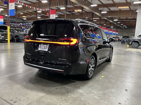 Used 2023 Chrysler Pacifica Pinnacle FWD image 5