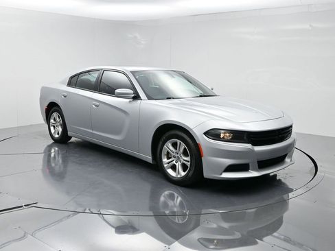 Used 2022 Dodge Charger SXT image 2