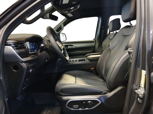 Used 2025 Jeep Wagoneer Series II image 9