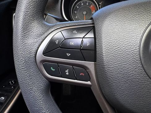 Used 2019 Jeep Cherokee Latitude w/ Popular Appearance Group AWD/4WD image 25