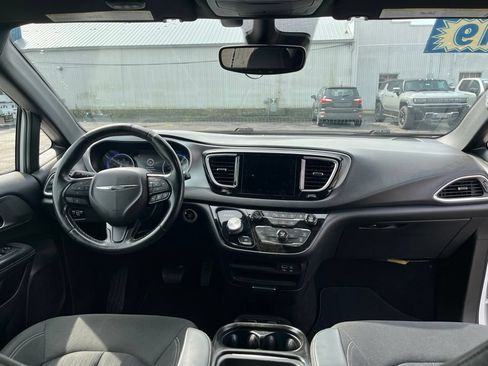 Used 2019 Chrysler Pacifica Touring Plus w/ Advanced Safetytec Group FWD image 15