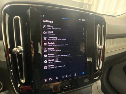 Used 2025 Volvo XC40 B5 Plus image 23