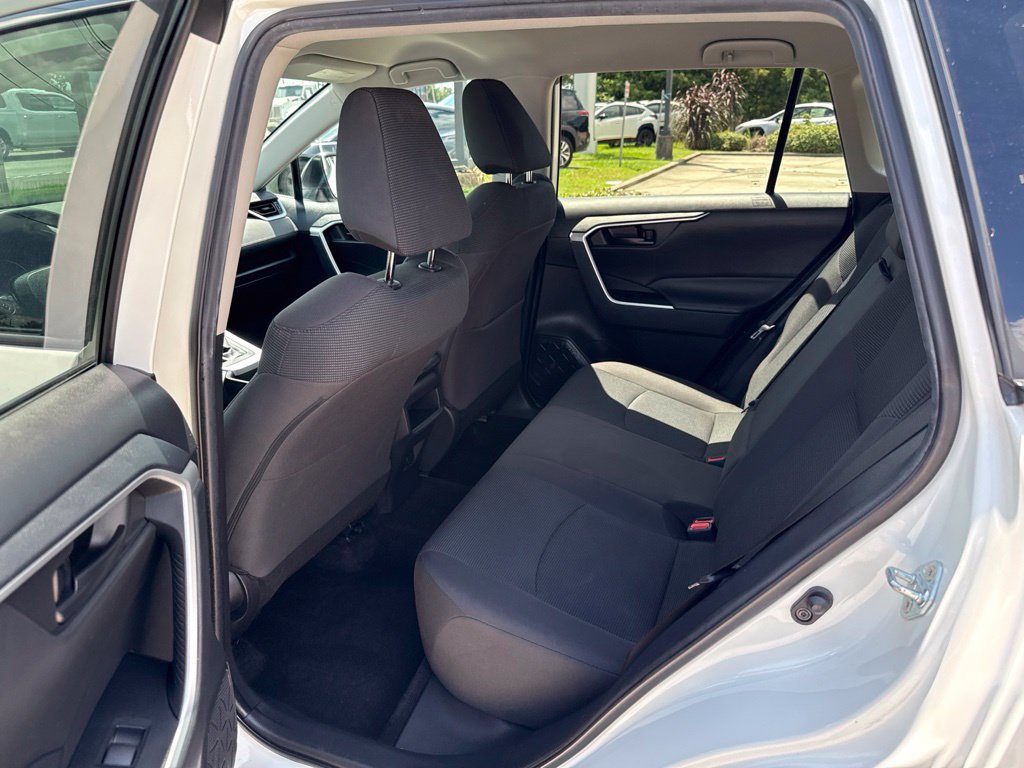Used 2021 Toyota RAV4 LE AWD/4WD image 18