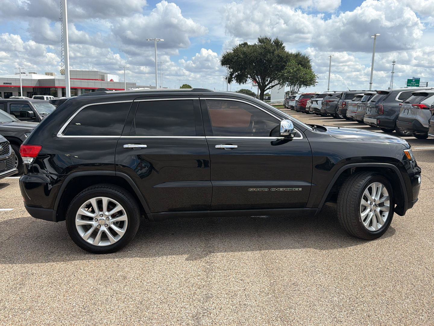 Used 2017 Jeep Grand Cherokee Limited w/ Luxury Group II AWD/4WD image 2