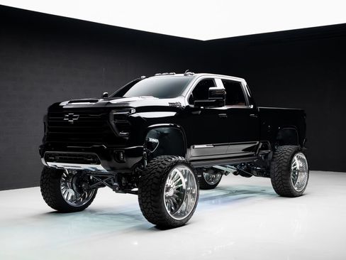 Used 2024 Chevrolet Silverado 2500 High Country w/ Technology Package AWD/4WD image 4