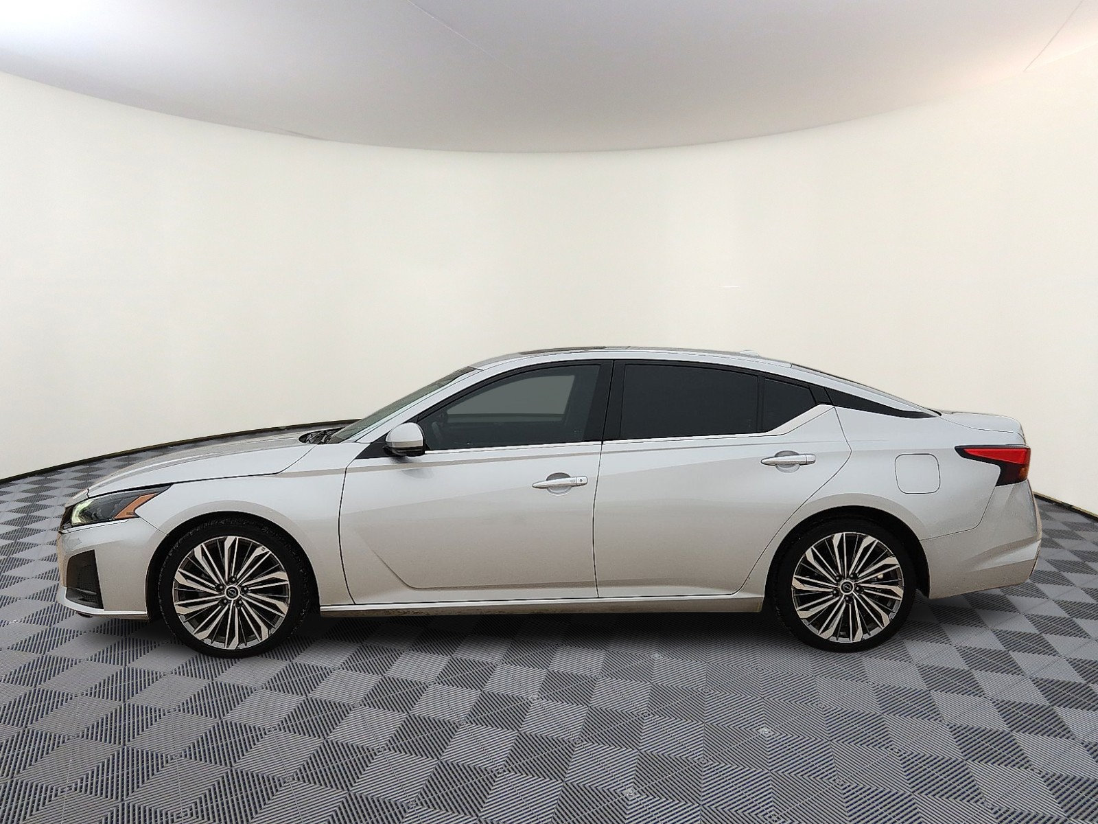 Used 2023 Nissan Altima 2.5 SL FWD image 2