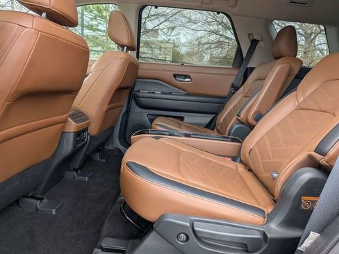 Used 2024 Nissan Pathfinder Platinum image 13