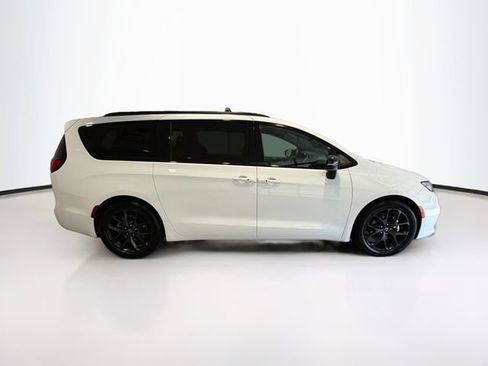 Used 2025 Chrysler Pacifica Limited FWD image 8
