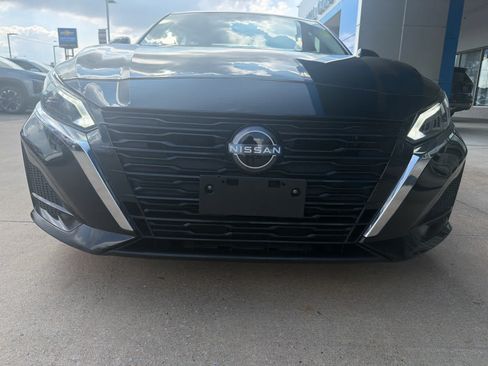 Used 2024 Nissan Altima 2.5 SV FWD image 11