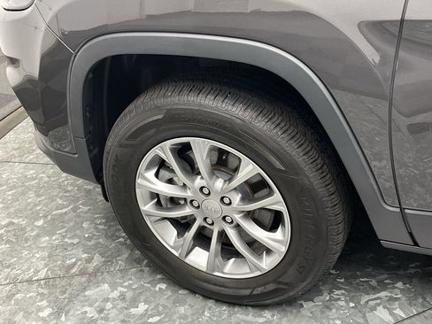 Used 2019 Jeep Cherokee Latitude Plus w/ Cold Weather Group image 31