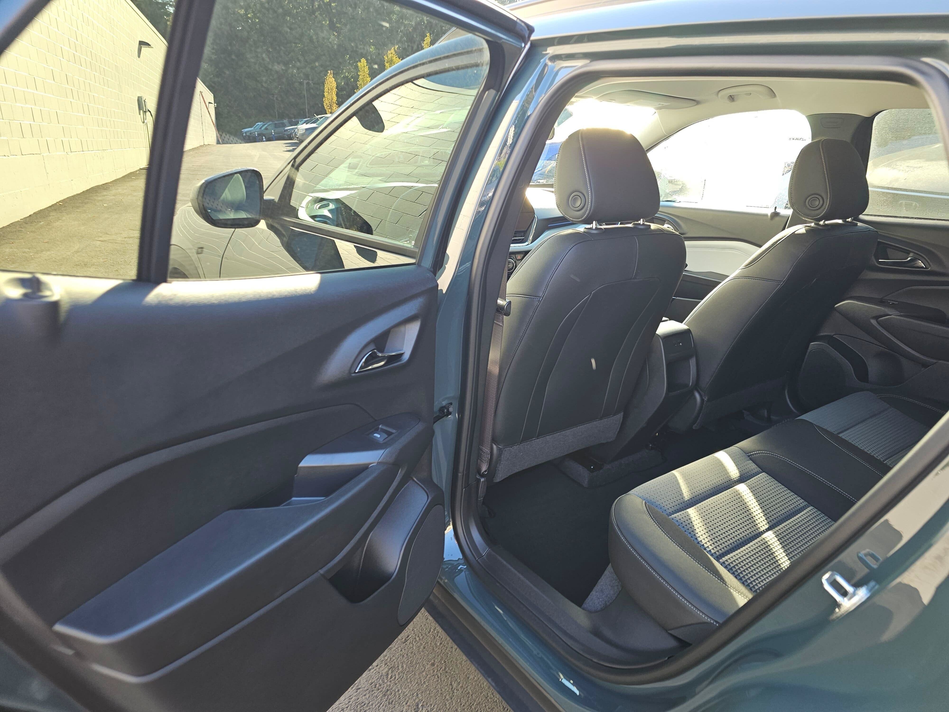 Used 2025 Chevrolet Trax LT w/ LT Convenience Package FWD image 19