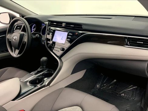 Used 2018 Toyota Camry LE image 10