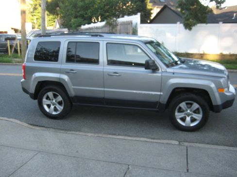 Used 2015 Jeep Patriot Latitude AWD/4WD image 4
