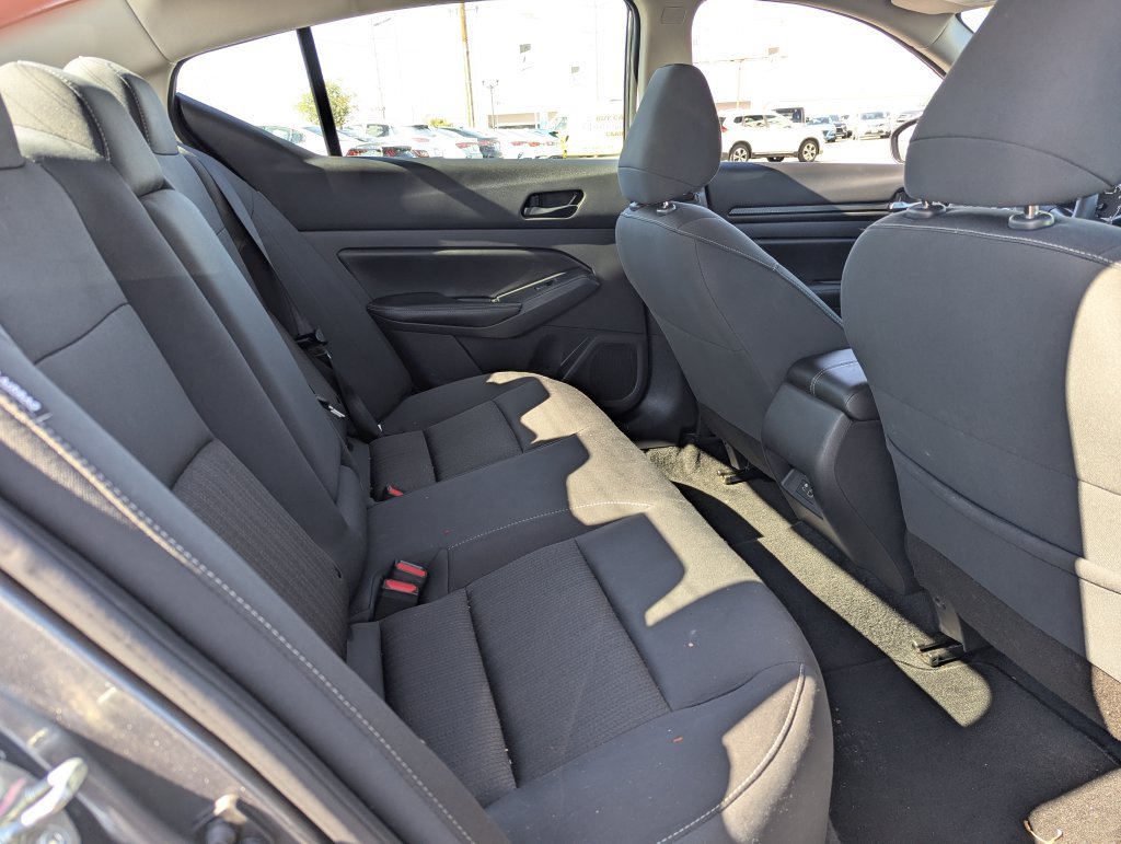 Used 2025 Nissan Altima 2.5 SV FWD image 30