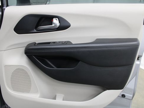 Used 2020 Chrysler Pacifica Limited FWD image 30