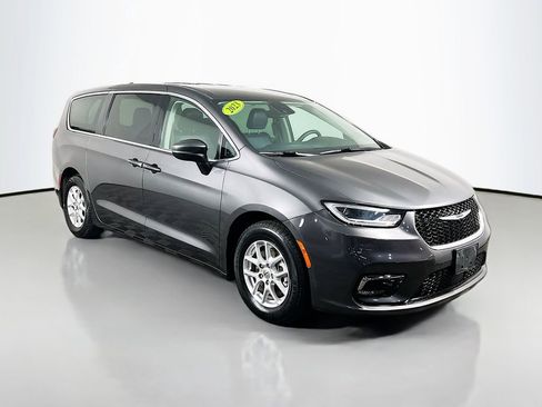 Used 2023 Chrysler Pacifica Touring-L FWD image 3