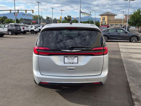 Used 2024 Chrysler Pacifica Limited FWD image 7