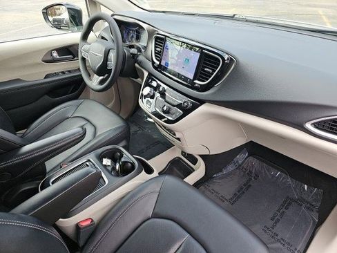 Used 2024 Chrysler Pacifica Touring-L FWD image 14