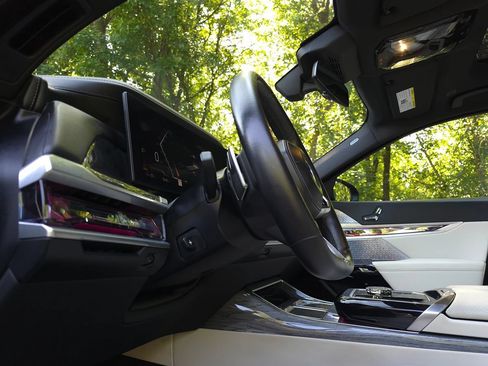 Used 2023 BMW i7 xDrive60 AWD/4WD image 36