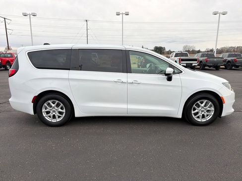 Used 2022 Chrysler Voyager LX image 6