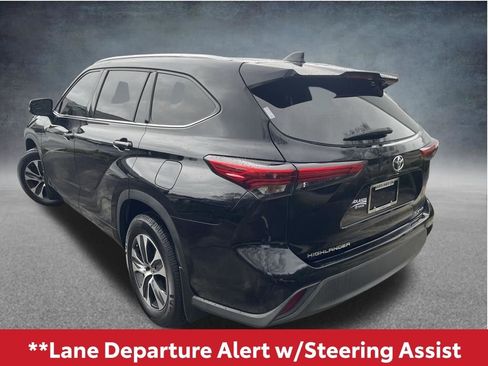 Used 2020 Toyota Highlander XLE AWD/4WD image 12