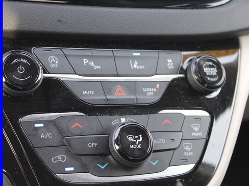 Used 2023 Chrysler Pacifica Touring-L image 40