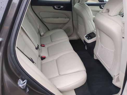 Used 2022 Volvo XC60 B5 Inscription w/ Advanced Package image 18