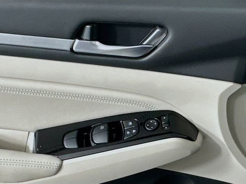 Used 2023 Nissan Altima 2.5 SV w/ SV Premium Package image 19