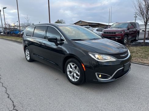 Used 2018 Chrysler Pacifica Touring Plus w/ Tire & Wheel Group image 3