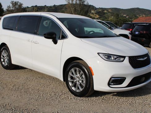 New 2026 Chrysler Pacifica Select image 3