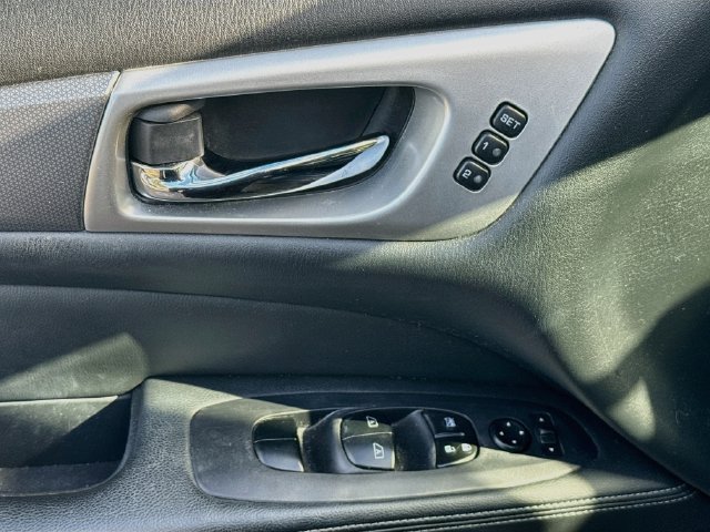 Used 2019 Nissan Pathfinder SL AWD/4WD image 21