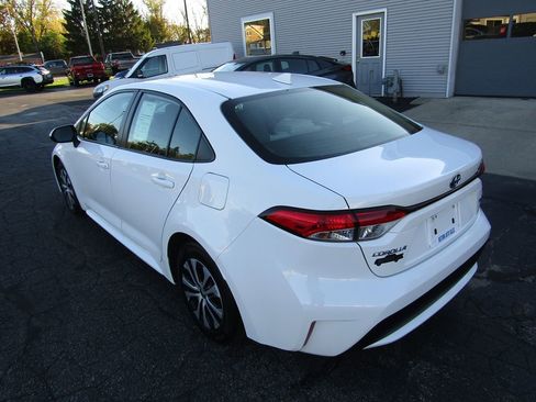 Used 2022 Toyota Corolla LE image 3