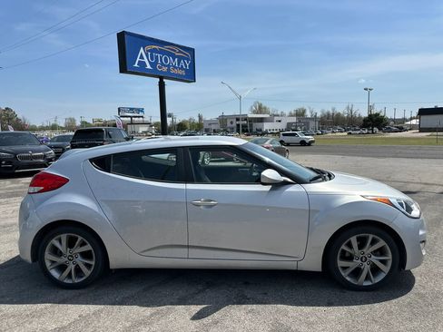 Used 2017 Hyundai Veloster FWD image 5