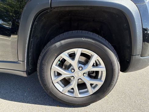 Used 2023 Jeep Grand Cherokee Limited image 32