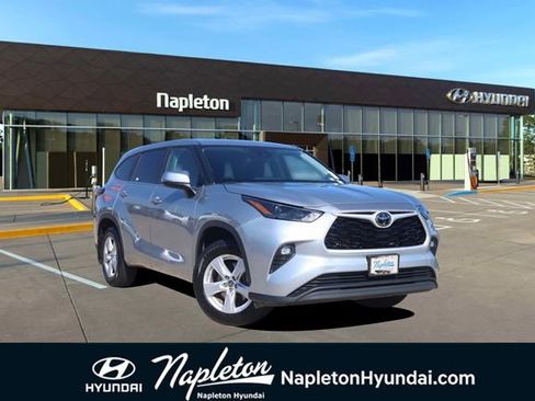 Used 2024 Toyota Highlander LE AWD/4WD image 1