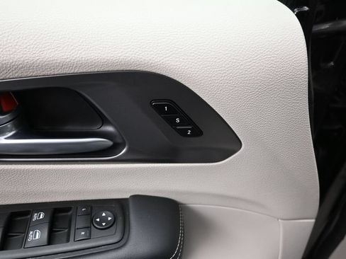 Used 2024 Chrysler Pacifica Touring-L FWD image 29
