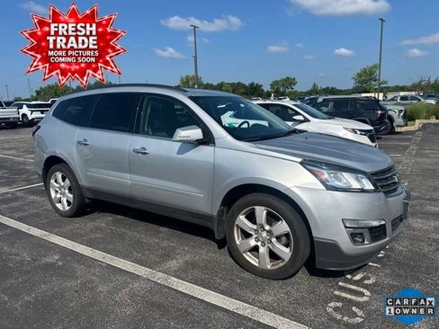 Used 2017 Chevrolet Traverse LT w/ Style and Technology Package FWD image 3