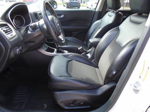 Used 2018 Jeep Compass Latitude w/ Popular Equipment Group FWD image 9
