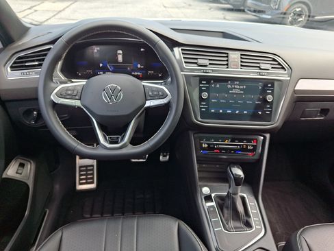 Used 2023 Volkswagen Tiguan SE R-Line FWD image 10