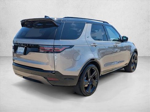 New 2025 Land Rover Discovery Dynamic SE image 2